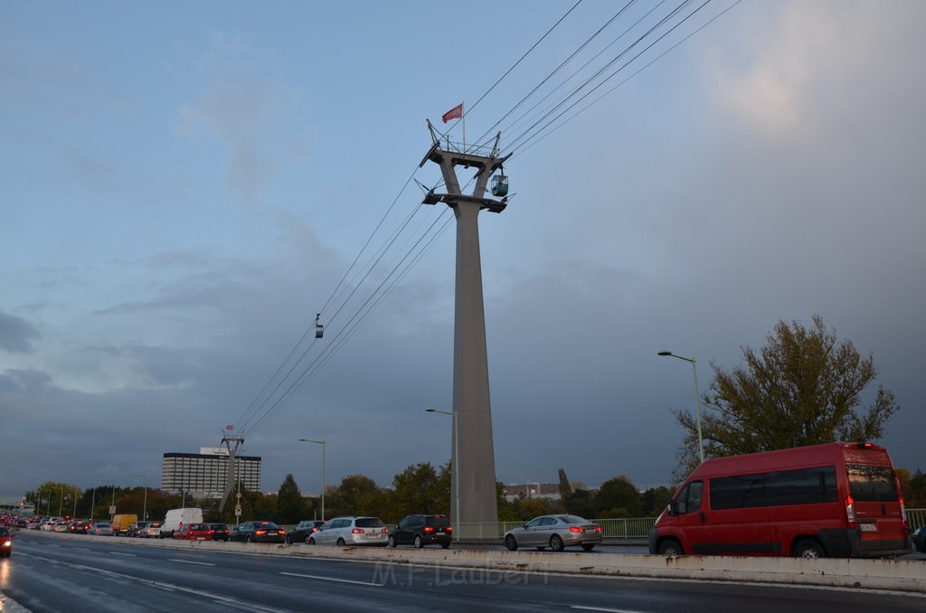 Einsatz BF Hoehenretter Koelner Seilbahn Hoehe Zoobruecke P2086.JPG